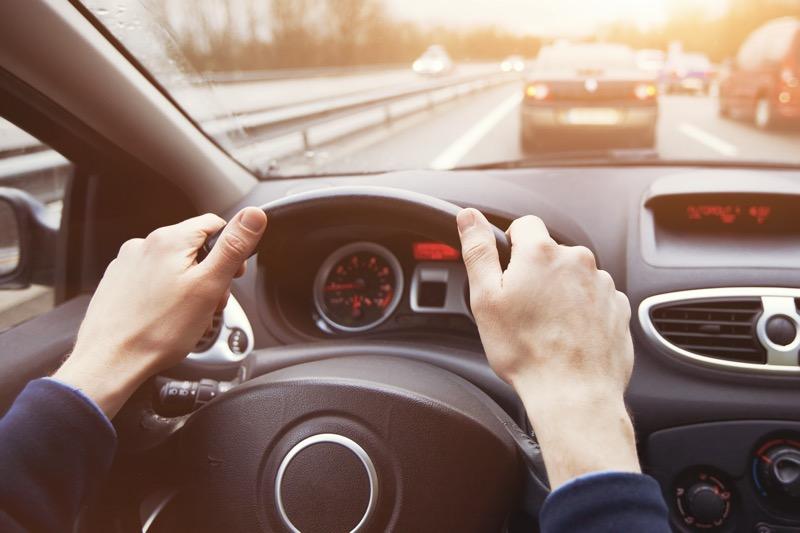 Sebbene costituisca un illecito, guidare senza patente non è reato.