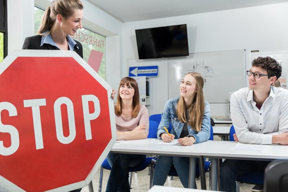 Lezioni di scuola guida per prepararsi ai quiz